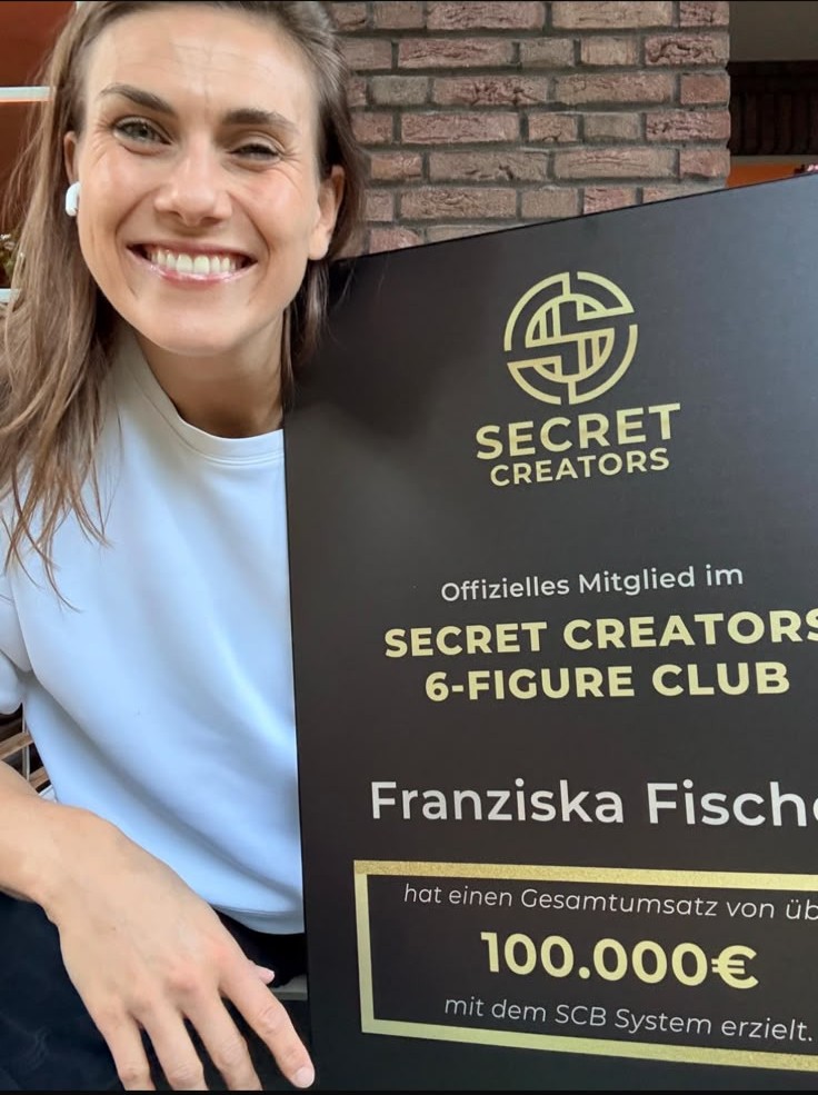 Franziska Fischer mit ihrer Plakette: offizielles Mitglied im Secret Creators 6-Figure Club mit über 100.000 € Gesamtumsatz